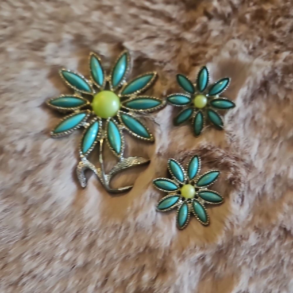 Vintage Sarah Coventry Flower Turquoise Brooch & Clip On Earrings